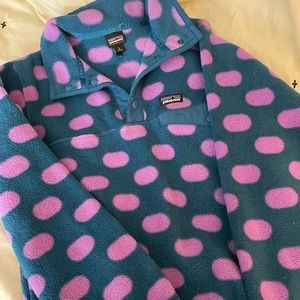 Patagonia pull over
Polka dots 
Pull over with 3/4 zip up
Soooo soft